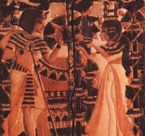 ▲古埃及圖像中，安赫塞娜蒙(右)向圖坦卡門 獻花示愛的畫面。(圖／翻攝自維基百科)