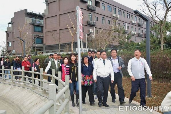 ▲鄭文燦視察社子埤塘生態公園  工程。（圖／桃園市政府提供）