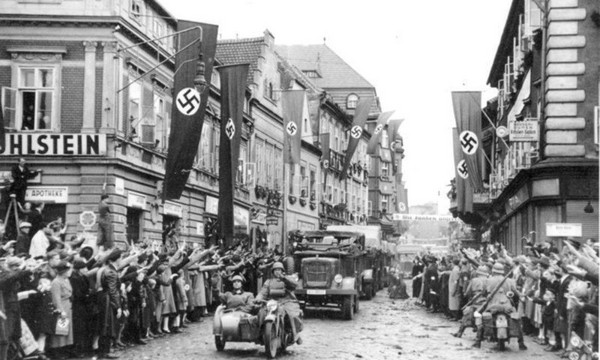 德國等國家嚴格禁制宣傳納粹主義，包括行納粹禮都會受到重罰。（翻攝畫面）