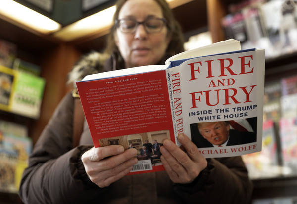 ▲沃爾夫的《火與怒》，是2018年第一部引發轟動的暢銷書 。(圖／達志影像／美聯社)