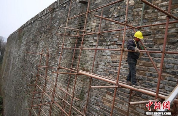 ▲▼工人在南京明城墻解放門段進行墻體維修。（圖／中新網）