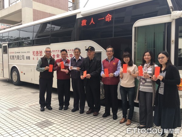 ▲台南市消防局副局長楊宗林(右四)與義消總隊長呂榮利(左四)號召號捐血。（圖／消防局提供）