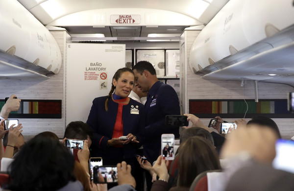 ▲▼教宗方濟各訪智利在飛機上證婚。（圖／達志影像／美聯社）