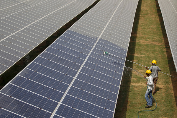 ▲▼ 印度工人正在清潔太陽能板。（圖／路透社）