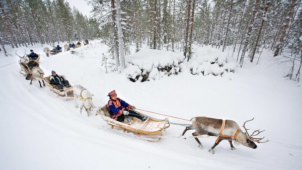 ▲跟著極光去旅行芬蘭雪上摩托車、破冰船、海上漂浮好酷炫。（圖／Shutterstock.com、巨匠旅遊提供）