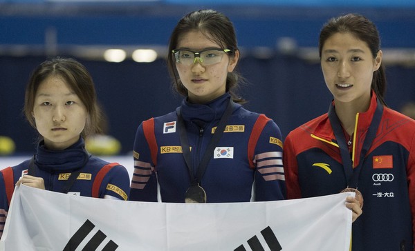 ▲沈錫希(中)是南韓在平昌冬季奧的奪金希望之一。圖為她在2015年女子短道競速滑冰世界盃奪金後的畫面。(圖／達志影像／美聯社）