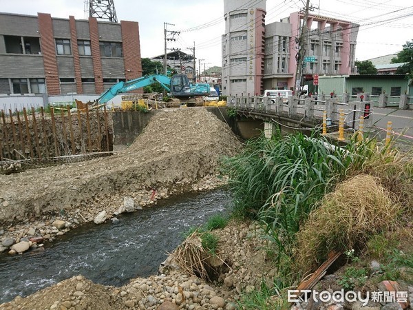 ▲八德區成功橋改建工程，將橋體從鋼筋混凝土改為鋼構橋體，並採河底不落墩方式興建。（圖／工務局提供）