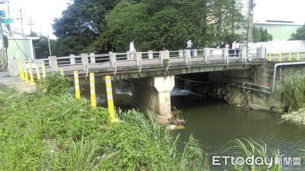 ▲八德區成功橋改建工程，將橋體從鋼筋混凝土改為鋼構橋體，並採河底不落墩方式興建。（圖／工務局提供）