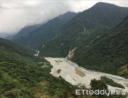 花蓮縣府原住民行政處呼籲有意願申請禁伐補償之原住民鄉親，於即日起到4月30日止備齊相關證明文件，向當地鄉（鎮、市）公所提出申請並辦理切結，經現地會勘審核通過者，即可領取107年度原住民保留地禁伐補償金。（圖／花蓮縣政府提供）