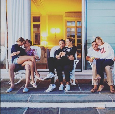 ▲泰勒絲與另外兩對愛侶一起拍下的放閃照。（圖／翻攝自Britany LaManna Instagram）