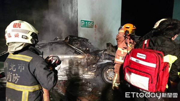 ▲BMW駕駛疑超車不慎失控打滑撞上快速道路基座，受困車內燒成焦屍。（圖／記者林煒傑翻攝）