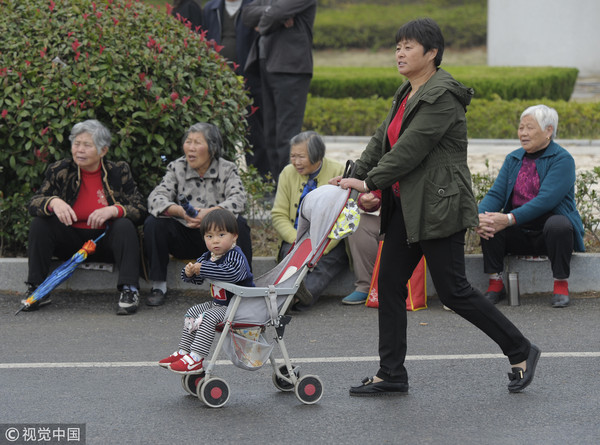 ▲▼中國街頭老人與小孩、人口紅利             。（圖／CFP）