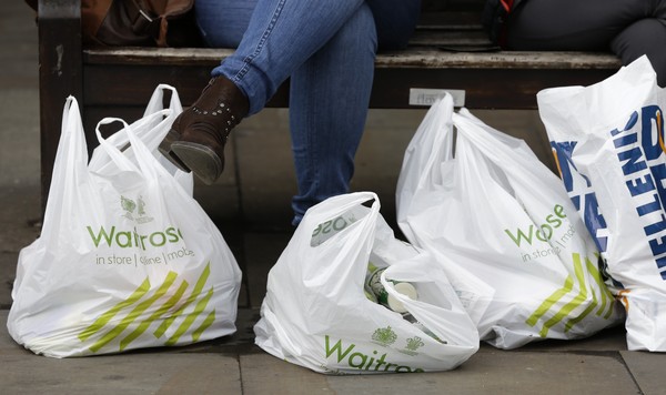 ▲▼英國2015年10月開始實施單個塑膠袋0.05英鎊（約台幣2元）的政策，藉此減少垃圾。（圖／達志影像／美聯社）