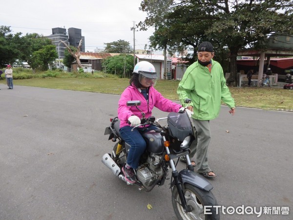 近年來女性員工比例逐漸增加，台東林管處為強化人力運用彈性，日前辦理打檔車訓練。訓練內容從狀況發生排除、基本保養維護，到實地操作騎乘一應俱全。（圖／台東林管處提供）