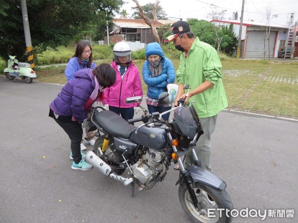 近年來女性員工比例逐漸增加，台東林管處為強化人力運用彈性，日前辦理打檔車訓練。訓練內容從狀況發生排除、基本保養維護，到實地操作騎乘一應俱全。（圖／台東林管處提供）