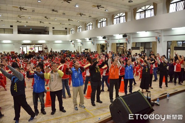 花蓮縣吉安鄉立幼兒園盛大舉辦期末教學成果發表及親子聯歡活動，快樂氣氛散播在園所的每一個角落，幸福氣氛感染與會貴賓大跳動動操同樂。（圖／吉安鄉公所提供）