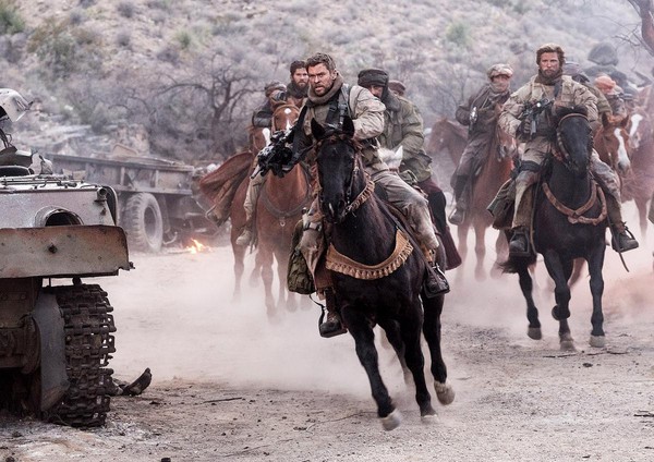 克里斯漢斯沃在片中率領小隊化身現代騎兵，在阿富汗山區騎馬作戰，對抗塔利班政權的5萬大軍。（CatchPlay提供）