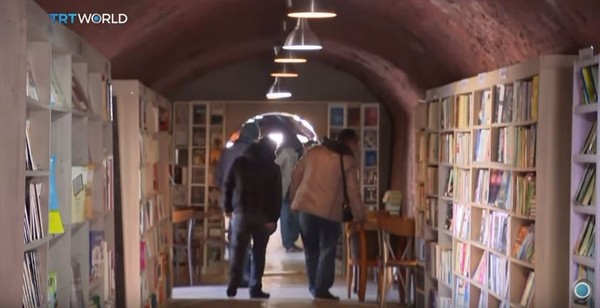 ▲土耳其清潔隊員回收舊書，打造一間功力讀書館，當地政府和他也都樂見其成。（圖／取自YouTube／TRT World）