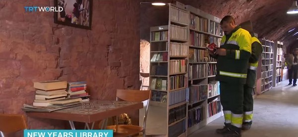 ▲土耳其清潔隊員回收舊書，打造一間功力讀書館，當地政府和他也都樂見其成。（圖／取自YouTube／TRT World）