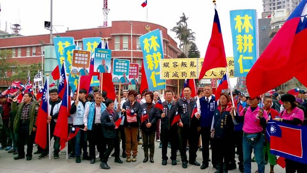 ▲竹市農民曆印日旗惹議延燒 生肖對照還印有日本年號。（圖／翻攝自陳治雄臉書）