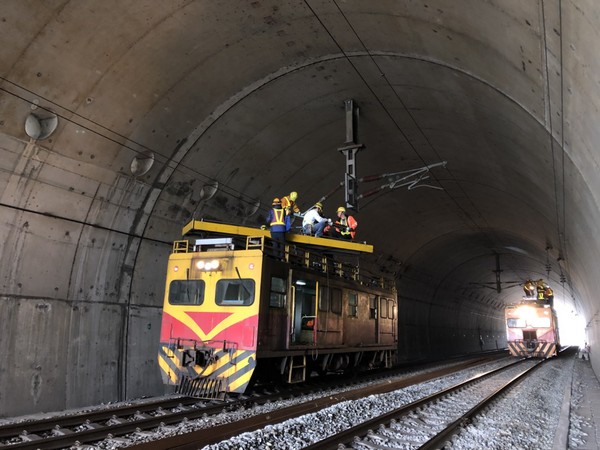 ▲台鐵山佳站北邊西正線電車線今晨7時12分斷落，導致樹林=山佳=鶯歌東西線沒電，雙線不通。。（圖／台鐵提供）