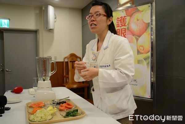 台東馬偕醫院蘇瑞庭營養師表示現代人生活較忙碌，外食族常忽略蔬果的攝取，所以若能在早餐增加一杯”護眼蔬果汁” 既簡單又可達均衡飲食之要求。（圖／台東馬偕醫院提供）