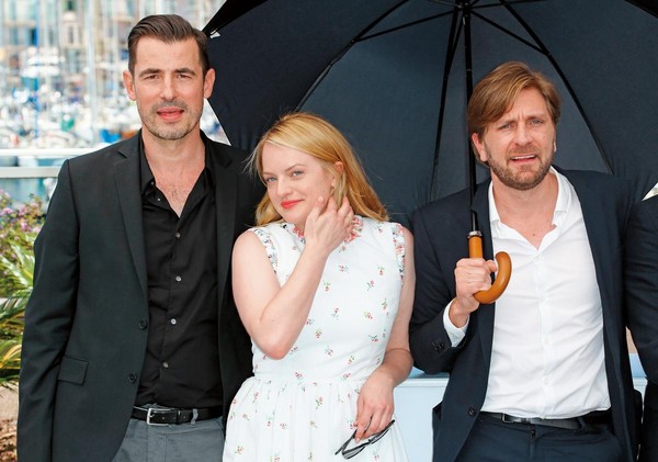 跨國合作的《抓狂美術館》由瑞典導演魯本奧斯倫執導（右）、主要演員克萊斯邦（左）、伊莉莎白摩斯分別來自丹麥和美國。（東方IC）