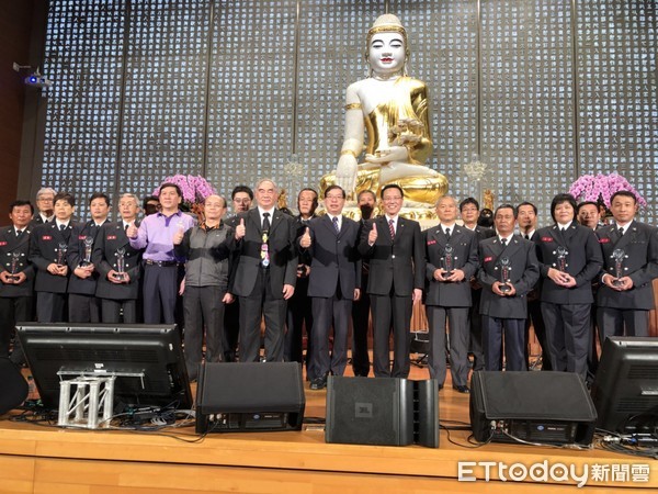 ▲台南市消防局舉辦107年績優警義消人員頒獎典禮，由副市長張政源親自一一頒獎。（圖／消防局提供）