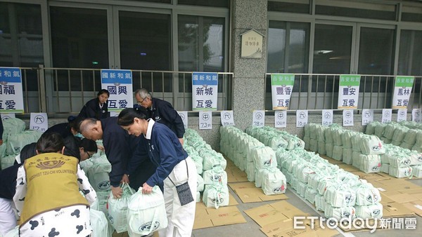 慈濟花蓮靜思精舍進行花蓮地區冬令發放物資打包，有23位來自慈濟感恩戶的慈濟新芽志工，利用課餘投入志工服務，整個冬令發放打包作業共超過360位志工分6條動線，依照人口數分大、中、小包用心裝袋。（圖／慈濟基金會提供）