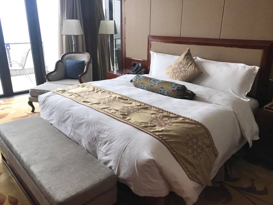 有台灣人分享入住江蘇省蘇州市的一間飯店，每晚新台幣2600元，但卻豪華到讓網友全羨慕。（圖／翻攝「爆怨公社」臉書社團）