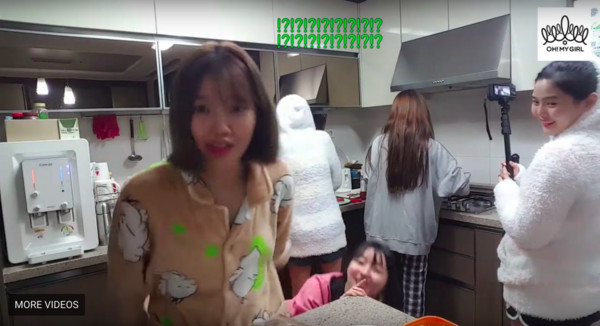 南韓女團Oh My Girl，團員祉呼在鏡頭前把Mimi的睡褲拉下。（圖／翻攝自YouTube）