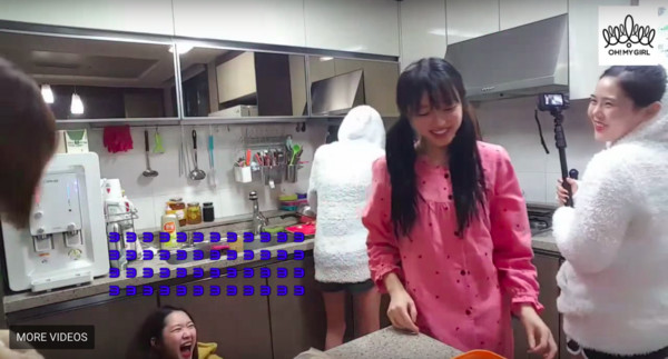 南韓女團Oh My Girl，團員祉呼在鏡頭前把Mimi的睡褲拉下。（圖／翻攝自YouTube）