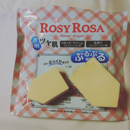 ▲Rosy Rosa的海綿讓底妝更有光澤感，沾濕更好用。（圖／翻攝自@xoxo.kazu Instagram）
