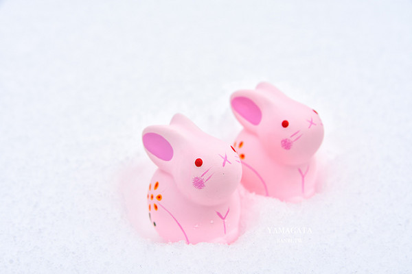 ▲山形自由行－熊野大社可愛粉紅兔御神籤　來找出代表幸福的第三隻兔子。（圖／Banbi 斑比提供）