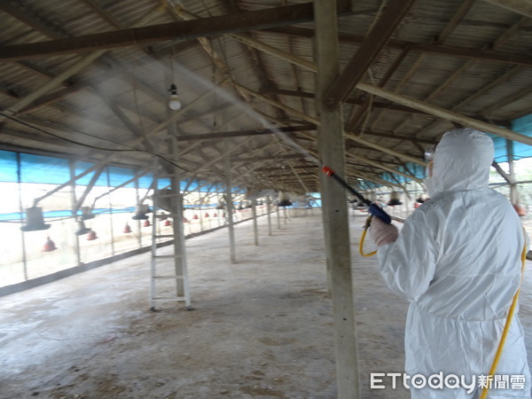 ▲台南市動保處派員進行環境消毒工作，以圍堵禽流感病原，避免可能之疫情擴散。（圖／動保處提供）