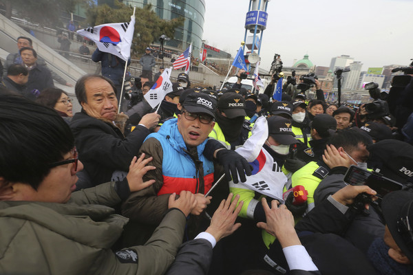 ▲▼玄松月訪南韓，市民抗議燒金正恩畫布             。（圖／達志影像／美聯社）