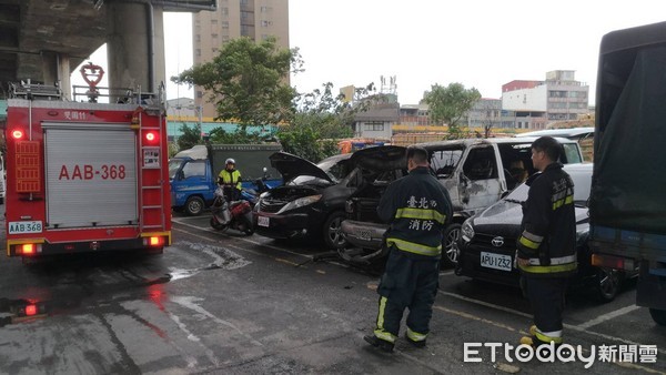 ▲萬華果菜市場前停車格內箱型車無故起火，2車遭波及。（圖／記者柳名耕翻攝）