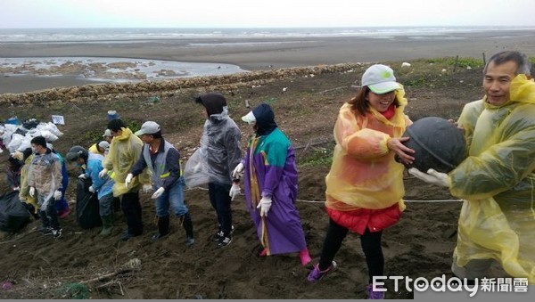 ▲垃圾消失8公噸 桃園海灘變乾淨。（圖／記者謝侑霖翻攝）