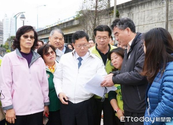 ▲市長鄭文燦視察虎頭山成功陸橋、橋下空間與週邊環境規劃。（圖／桃園市政府提供）