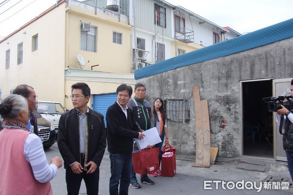 為了讓弱勢家庭也能團圓過好年，台東縣長黃健庭率縣府同仁帶著愛心物資，探視鹿野鄉、延平鄉及台東市4戶弱勢家庭，送暖到宅幫助弱勢家庭安心過好年。（圖／台東縣政府提供）