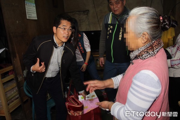 為了讓弱勢家庭也能團圓過好年，台東縣長黃健庭率縣府同仁帶著愛心物資，探視鹿野鄉、延平鄉及台東市4戶弱勢家庭，送暖到宅幫助弱勢家庭安心過好年。（圖／台東縣政府提供）