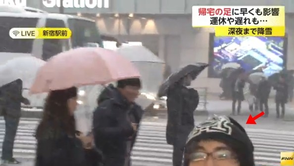 ▲▼日本大雪記者戶外直播，冒出搶鏡哥。（圖／翻攝自日網《FNN》）