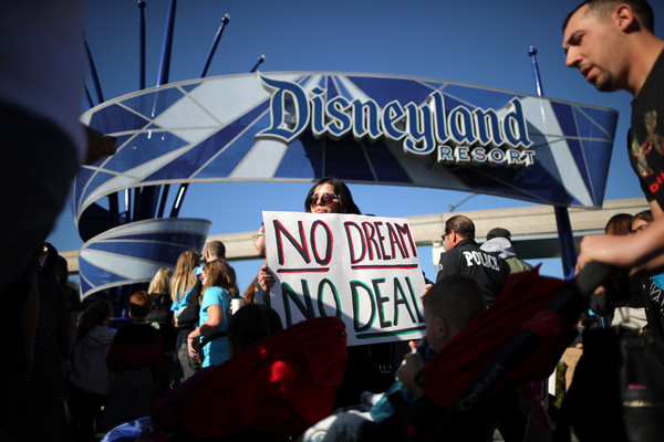 ▲▼ 夢想家在迪士尼門前舉著標語抗議。（圖／路透）