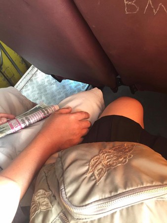 搭公車故意坐女大生旁，變態男看大腿自慰。（圖／翻攝自ข้าวมันไก่ ชลดา臉書）