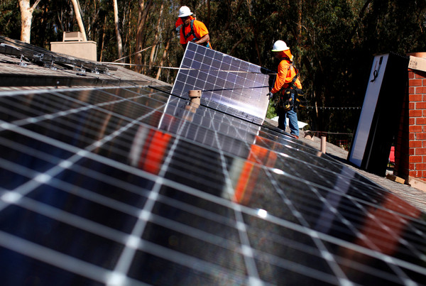 ▲▼加州聖地牙哥工人正裝設太陽能板。（圖／路透）