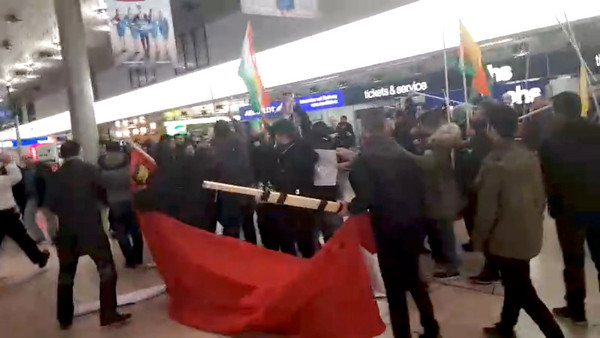 ▲▼  抗議土耳其出兵敘利亞，約180名庫德族示威者在德國漢諾威機場手持旗幟當武器攻擊土航乘客，場面混亂。（圖／路透社）