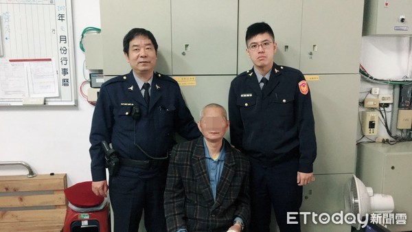 ▲市警二分局巡邏員警張瑞欽、王威雲，幫助失智老翁平安與家屬重逢。（圖／記者林悅翻攝）