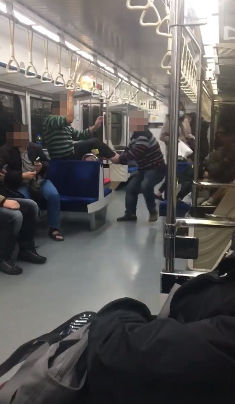 新竹縣一名陳姓男子喝醉酒，在火車上要跟其他人借手機，結果和一名阿伯爆發衝突。（圖／翻攝「爆廢公社」）
