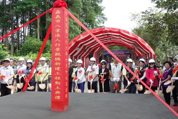 ▲▼ 橫跨嘉義縣市交界的八掌溪人行景觀橋17日在嘉義市長涂醒哲與縣長張花冠與會下正式動工，，工期約1年，明年底完工啟用，將重現“鷺橋觀浪”之景。（圖／嘉義市政府提供）