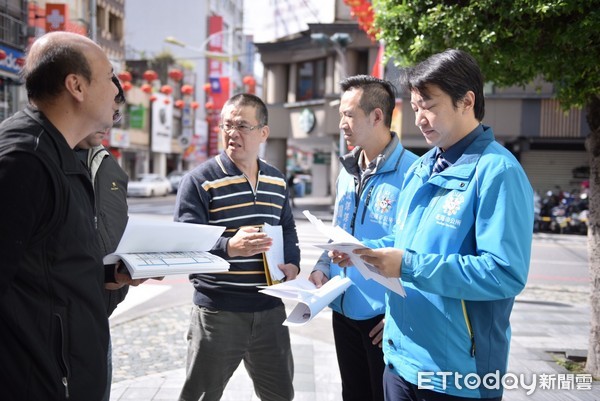 為了讓弱勢家庭也能團圓過好年，台東縣長黃健庭率縣府同仁帶著愛心物資，探視鹿野鄉、延平鄉及台東市4戶弱勢家庭，送暖到宅幫助弱勢家庭安心過好年。（圖／台東縣政府提供）